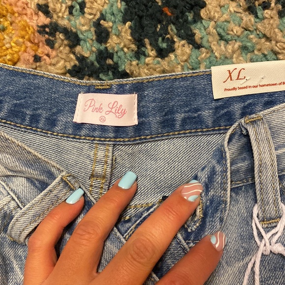 NEW WITH TAGS PINK LILY JEAN SHORTS - Picture 2 of 4